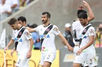 Jogadores comemoram gol de Douglas