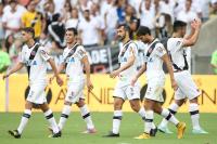 Jogadores comemoram gol de Douglas