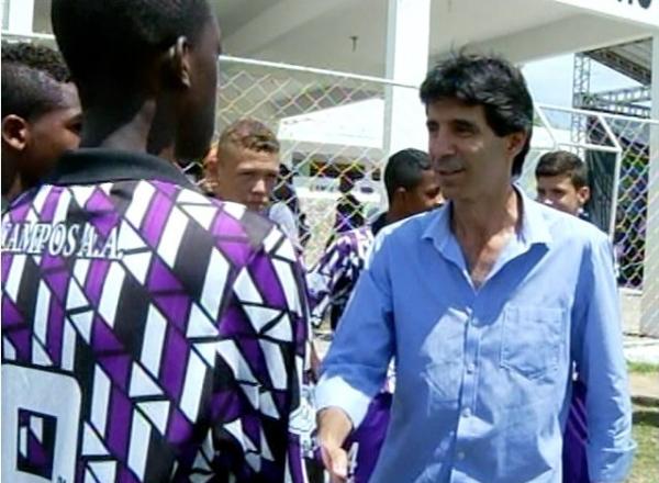Mauro Galvo conversa com garotos de time centenrio de Campos, RJ