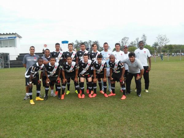Equipe sub-20 posa para foto antes do clssico