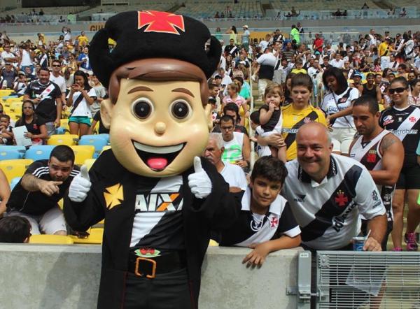 Almirante vasca�no fez a alegria das crian�as e dos adultos no Maracan�
