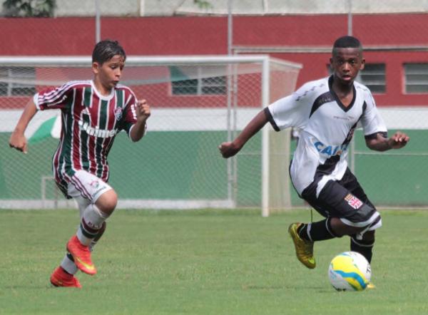 Marcos Vincius disputa bola com atleta do time rival