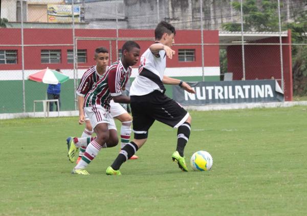 Roger quase marcou o gol da vitria do sub-13 no primeiro tempo