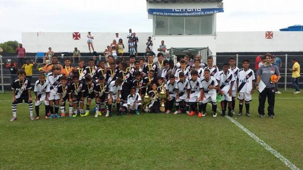 Equipes vascanas posam para foto aps conquista do ttulo