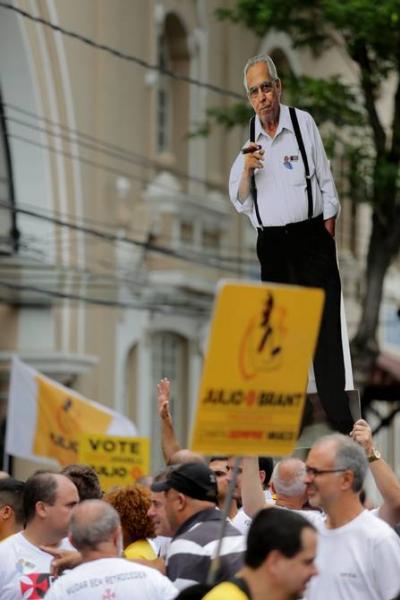 Totem com a foto de Eurico Mirando em frente ao porto principal de So Janurio