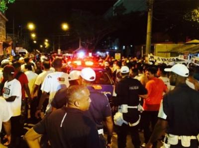 Tumulto do lado de fora da sede do Vasco