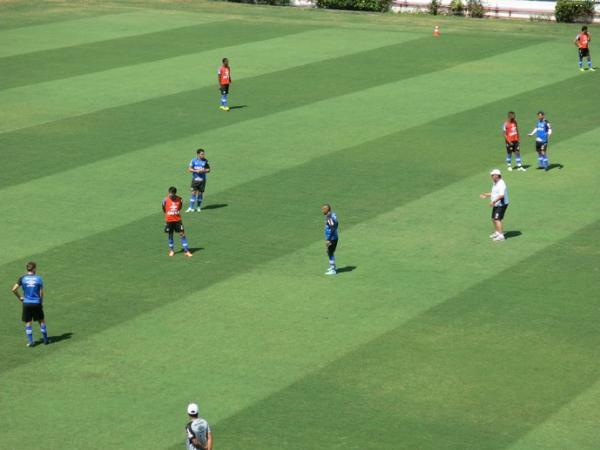 Joel orienta os jogadores no coletivo desta quarta-feira, no retorno do Vasco a So Janurio