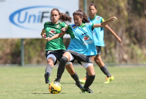 Angelina (colete) durante treinamento em Pinheiral
