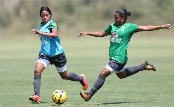 Rayane (sem colete) foi chamada pela primeira vez