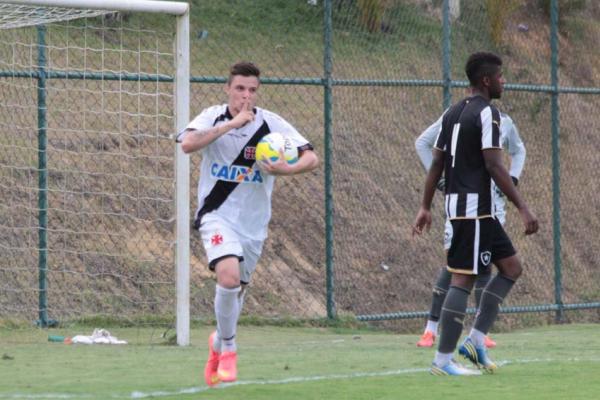 Renato Kayser comemora gol marcado no CEFAT