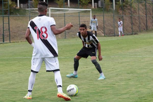 Caio Monteiro enfrenta marcador adversrio