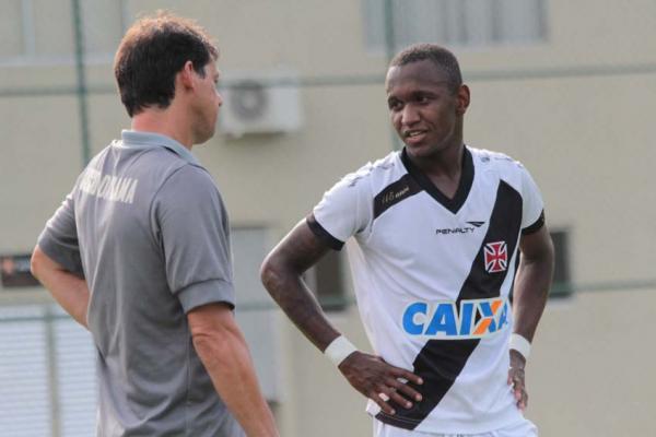 Treinador Aguinaldo Sorato passa orientaes para o atacante Yago