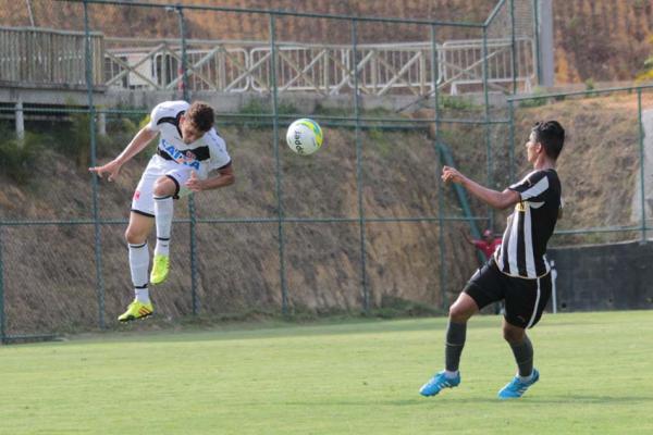 Fbio afasta perigo da retaguarda vascana