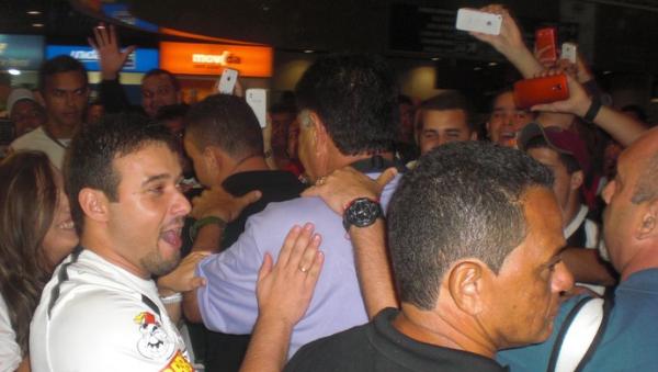 Com afagos a Joel, Vasco desembarca com festa