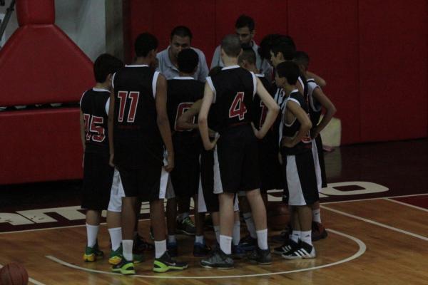 Treinador David orienta atletas antes do clssico