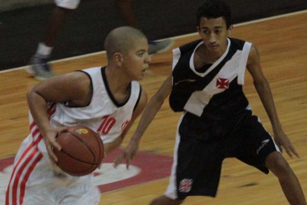 Joo Pedro disputa bola com jogador rubro-negro