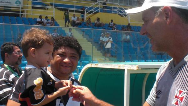 Encontro de Carlos Germano, de 2 anos, com o dolo do pai, no Estdio Presidente Vargas