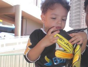 Mini Carlos Germano ganha luvas do dolo xar 