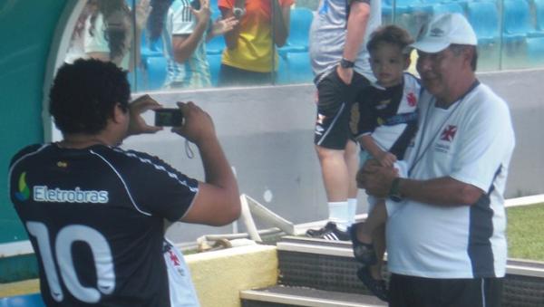 Carlos Germano tira foto com Joel Santana