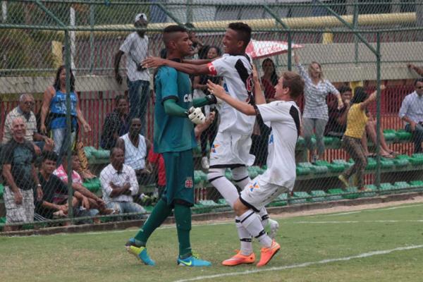 Jogadores festejam vitria nos pnaltis