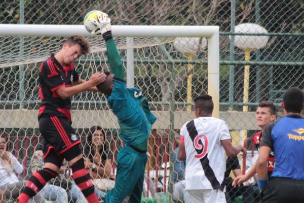 Yuri vai no alto para impedir gol do Flamengo