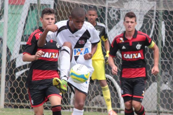 Joo Victor disputa bola com atletas do clube da Gvea