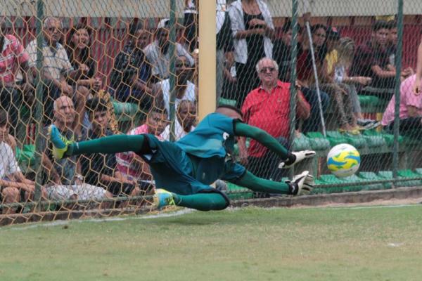 Yuri vai no canto esquerdo e evita gol de pnalti de Vizeu