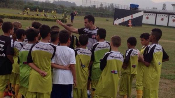 Mico Freitas iniciou a comeou a fazer curso de tcnico e comanda o sub-11 do Vasco