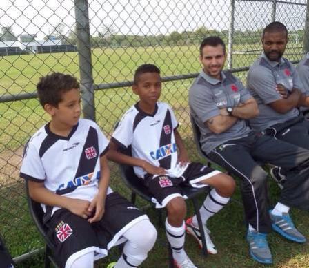 Mico ao lado de alguns dos garotos do sub-11 do Vasco