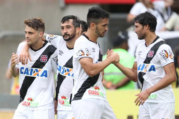 Guaracamp no jogo Vasco x ABC: vermelho e verde