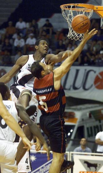 Vasco x Flamengo na deciso do Estadual de 2001, ganho pelos vascanos, no Maracanzinho: Nen, hoje, na NBA, mas revelado pelo Vasco, d um toco no rubro-negro Ratto