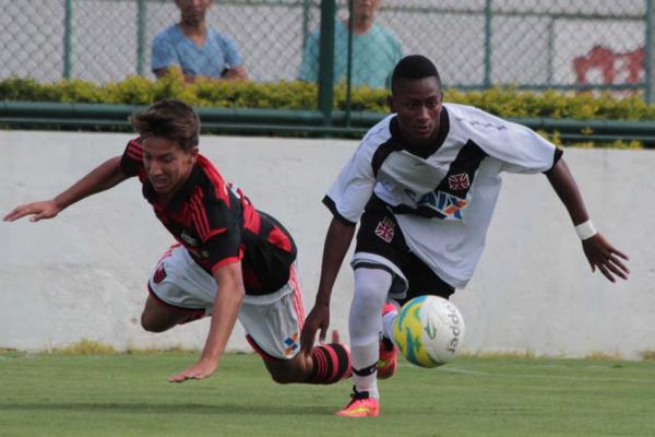Cayo Tenrio se livra da marcao do atleta rubro-negro- Fotos: Carlos Gregrio Jnior