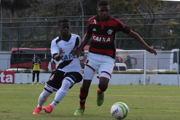 Robinho recebeu uma forte marcao ao longo do clssico