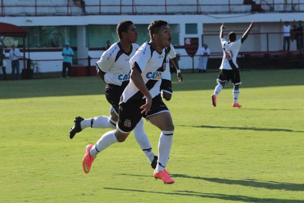 Pedro Martins comemora tento anotado dentro da Gvea