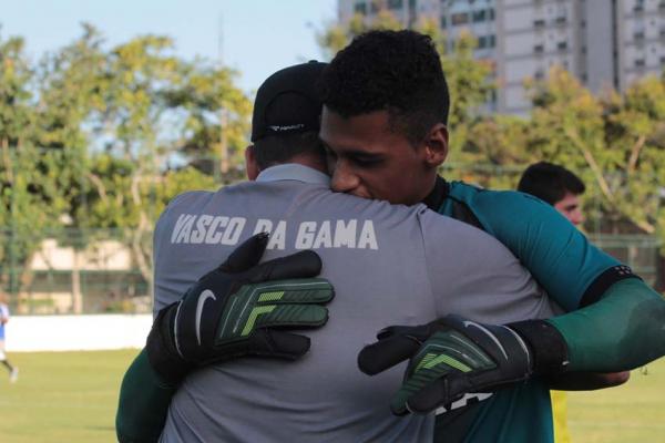 Alexander recebe o abrao do preparador de goleiros Rodrigo aps pegar trs pnaltis