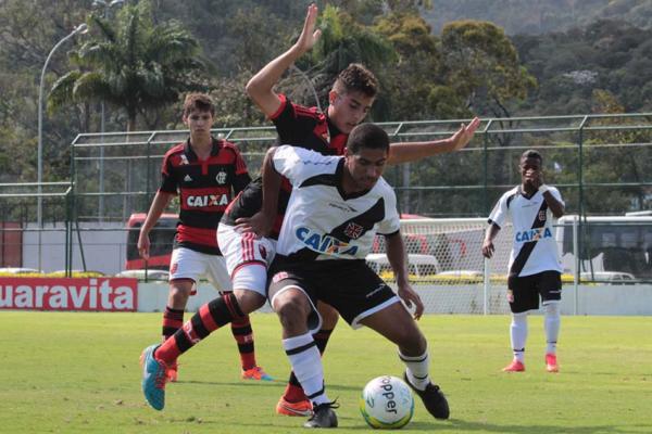 Ronaldo protegendo a redonda na etapa inicial
