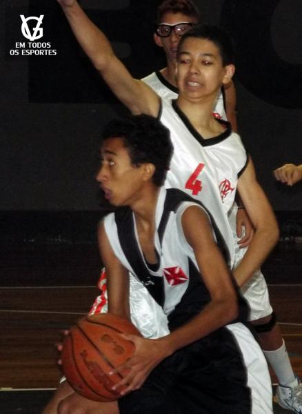 Joo Pedro foi o cestinha do Vasco, marcando 22 dos 31 pontos Cruzmaltinos.