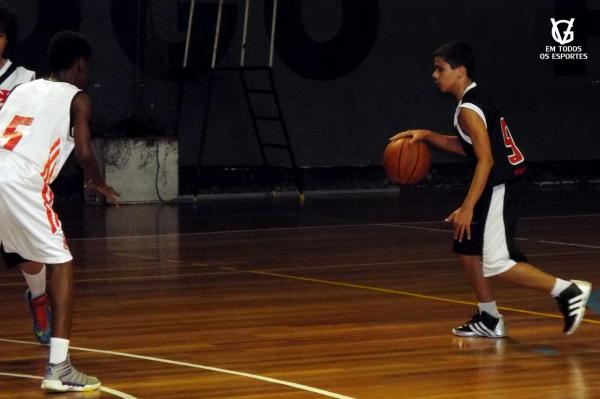 O armador Ramon marcou 4 pontos contra o Urubu.