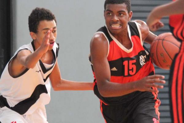 Joo disputa bola com atleta do Flamengo