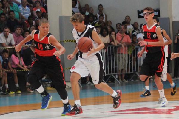 Gabriel aproveitando rpida jogada de contra-ataque