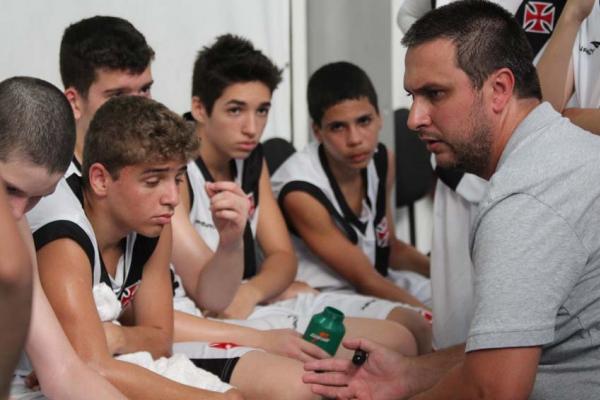 Treinador David Gaglianone orientando a equipe