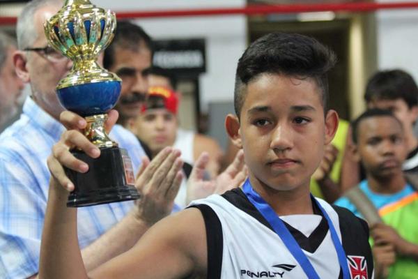 Com orgulho, capito Thiaguinho exibe trofu do segundo lugar