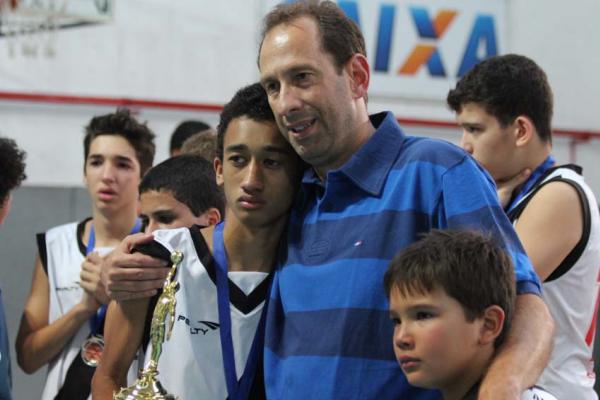 Joo Pedro posa com familiares aps a partida