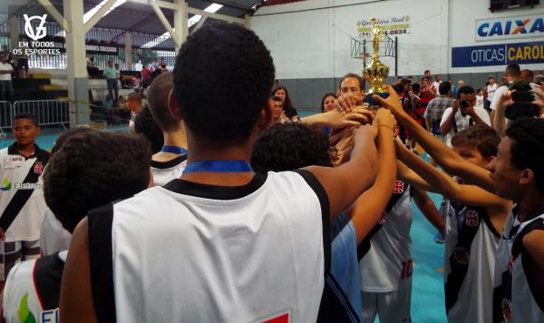 Jogadores, comisso tcnica e torcedores puxam o Casaca aps o recebimento da premiao.