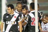 Jogadores comemoram gol de Douglas