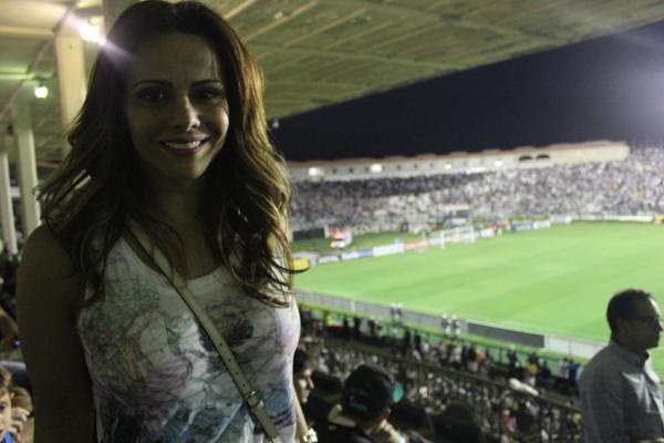Viviane Arajo acompanhou vitria do Vasco
