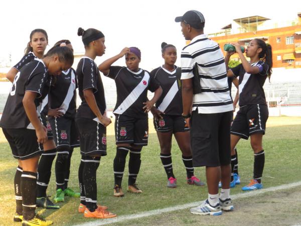 Anthony Menezes orienta jogadoras do sub-17