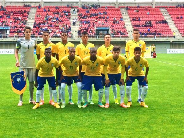 Evander (19) e Andrey (7) posam para foto antes da estreia