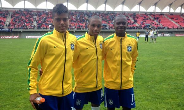 Evander ao lado dos companheiros Leandro e Lincoln aps a partida