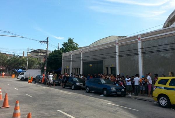 Torcida faz fila por ingressos na manh desta quinta-feira em So Janurio